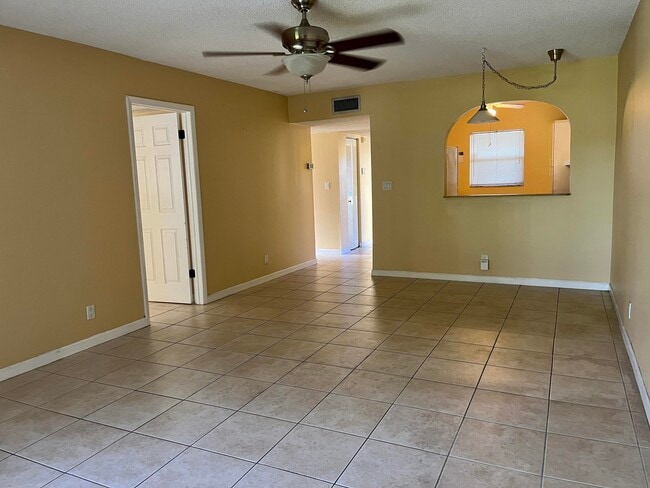 Building Photo - 5535 N Lakewood Cir
