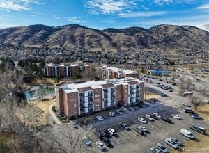 Building Photo - 1150 Golden Cir
