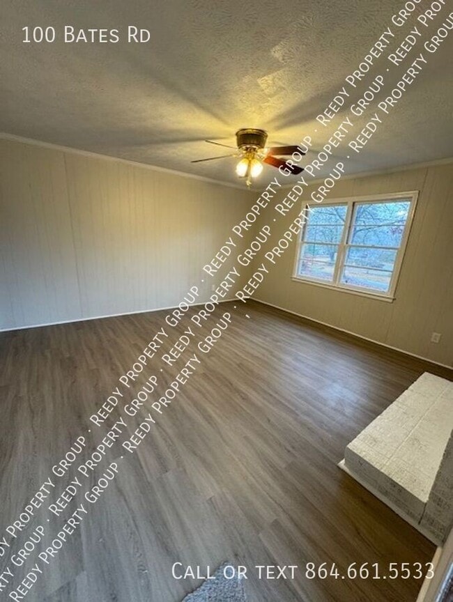 Foto del edificio - 100 Bates Rd