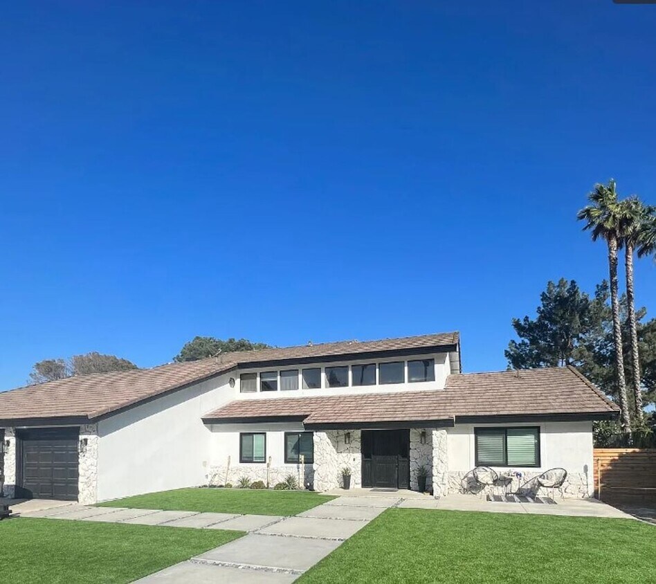 Primary Photo - Comfort And Elegance In This 4 Bed/3 Bath ...