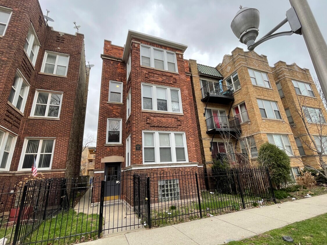 2006 W Birchwood Ave Unit 1, Chicago, IL 60645 Apartments in Chicago
