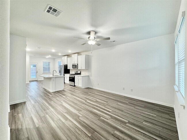 Foto del edificio - 611 Emory Crossing Blvd