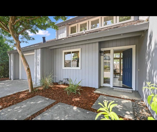 Building Photo - 1736 Valdora St