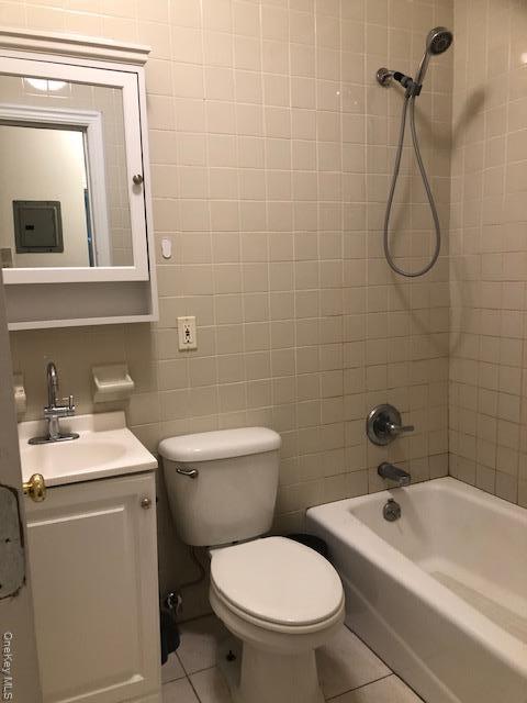 Foto del edificio - 44-25 Douglaston Pkwy