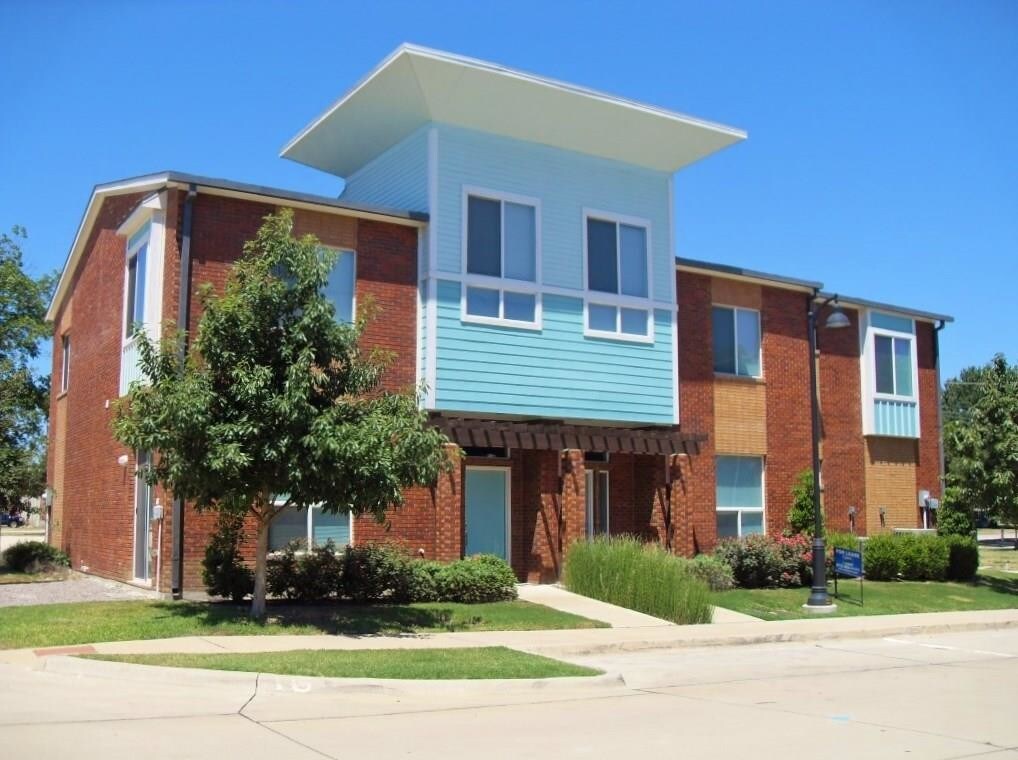 Primary Photo - 107 N Merrill Ave