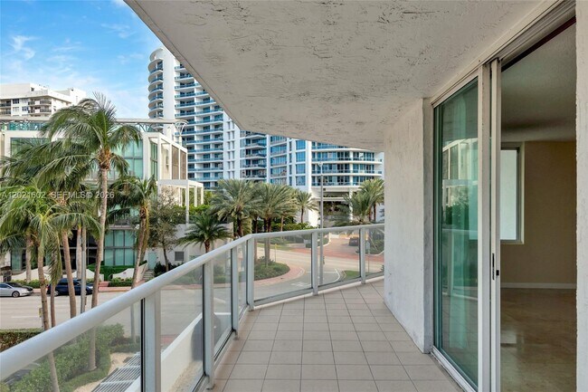 Foto del edificio - 5900 Collins Ave