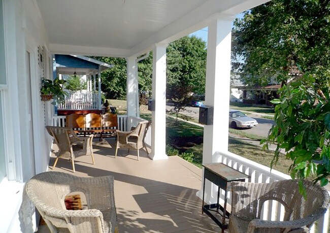 Front Porch - 523 Arbutus Ave SE