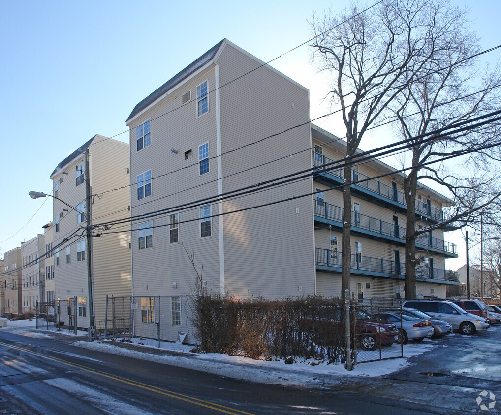 Primary Photo - 67-71 Henry Pl