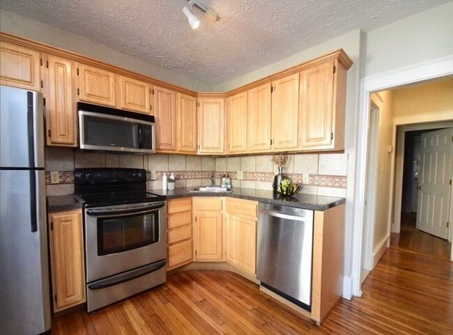 Building Photo - 188 Boylston St