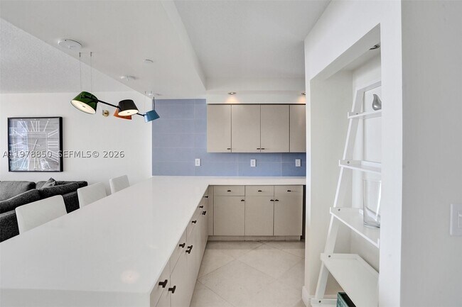 Foto del edificio - 6917 Collins Ave