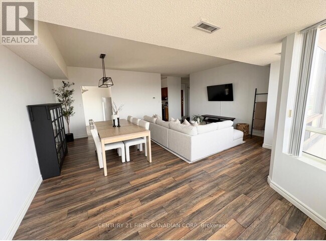 Photo du bâtiment - 744 Wonderland Rd S