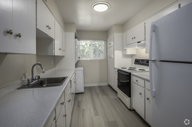 2BR, 1.5BA - 1190SF - Kitchen - Creekside Oaks