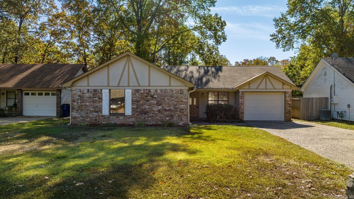 Primary Photo - 31 Oak Forest Dr