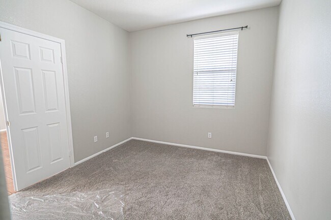 Foto del edificio - Charming 4-Bedroom Single-Story Home in Lancaster!