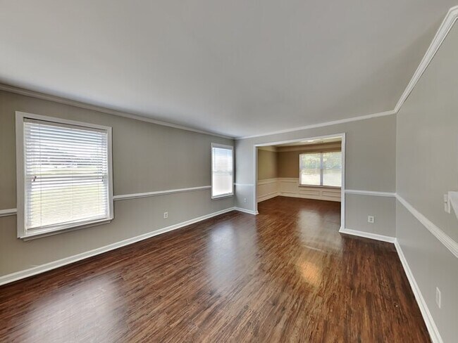 Building Photo - One month free! Great 5 Bedroom Home! Loca...