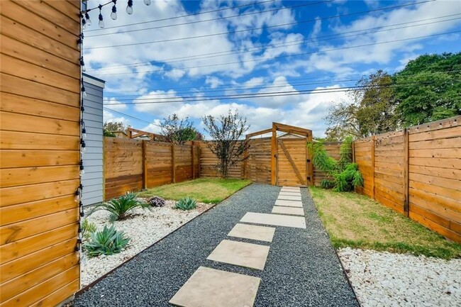 Foto del edificio - 4325 Banister Ln