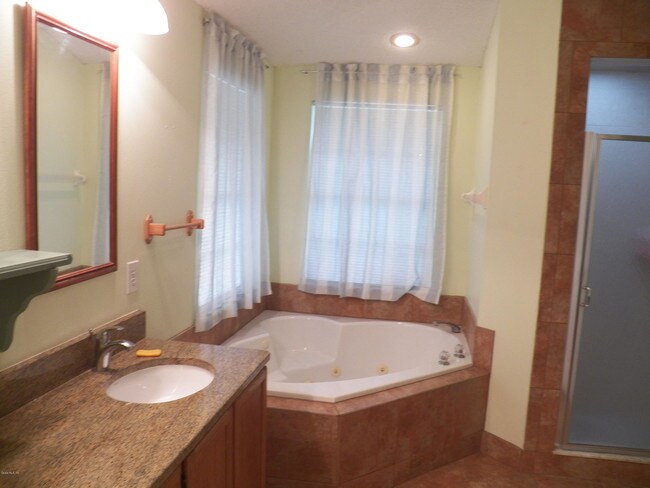 Foto del edificio - 221 Cove Rd