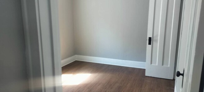 Foto del edificio - 4090 E 66th St