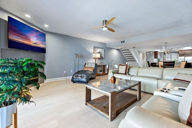 Building Photo - Impeccably Furnished Annual Rental Townhom...