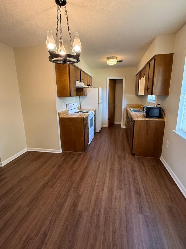 Building Photo - 802 Wildwood Dr