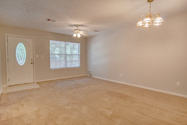 Foto del edificio - Pet-Friendly 3/2 Home Off Hwy 90 – Conveni...
