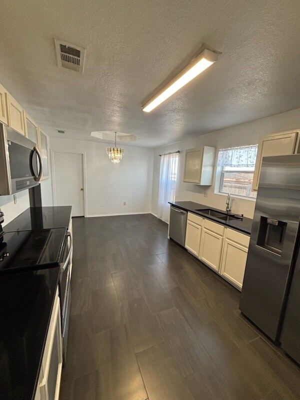 Building Photo - 3501 Driftwood Dr