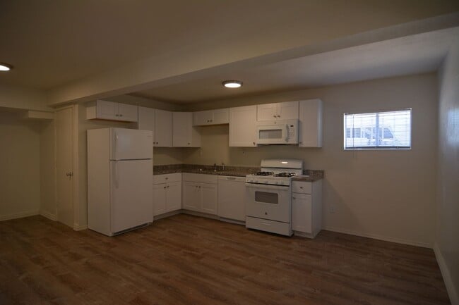 Building Photo - Remodeled 2 Bedroom 1 Bath House! (Back Un...