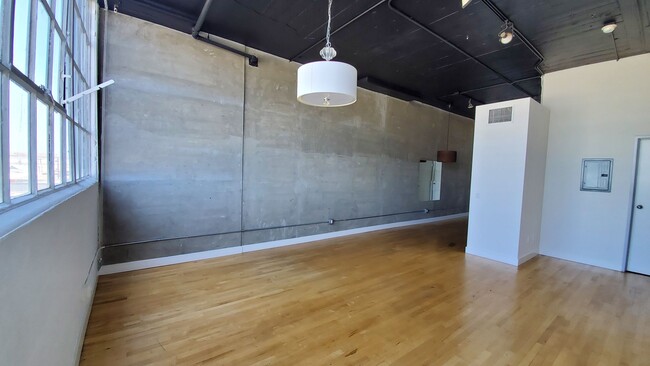 Foto del edificio - Amazing DTLA Loft Available Now!