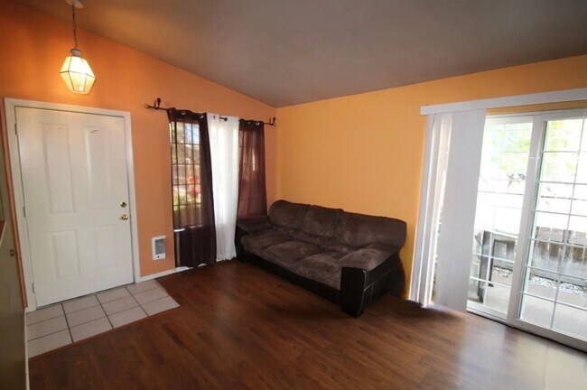 Building Photo - 928 NE Hidden Valley Dr
