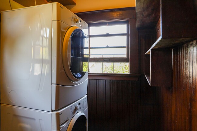 Foto del edificio - Advent- Spacious Temescal Flat with bonus ...