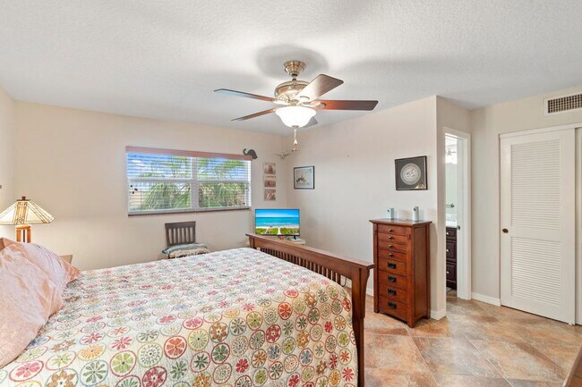 Building Photo - 2615 NE 1st Ct