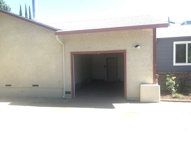 Your own private secure garage! - 510 Maple St