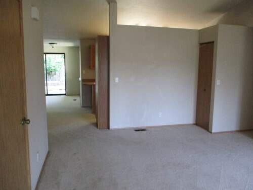Building Photo - 2 Bedroom 1 Bathroom Rambler walking dista...