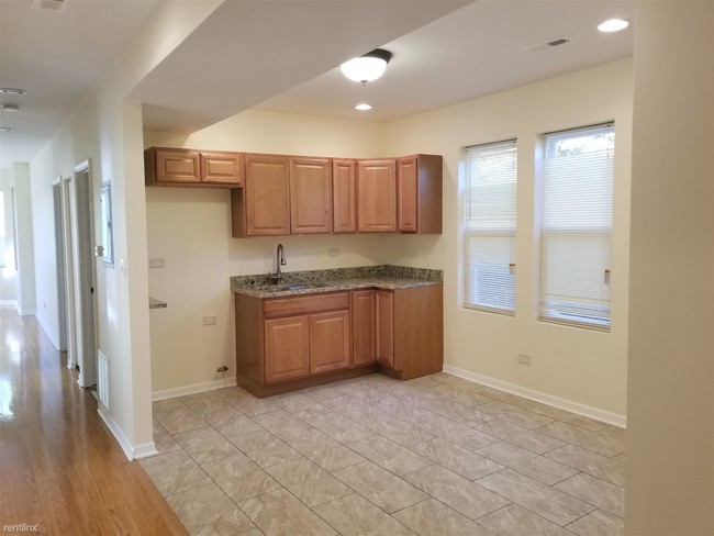 Building Photo - 1320 W 57th St