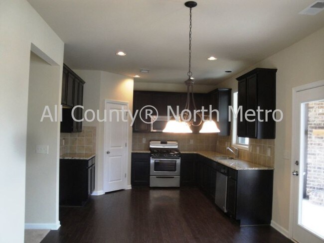 Building Photo - 5060 Glencliff Dr