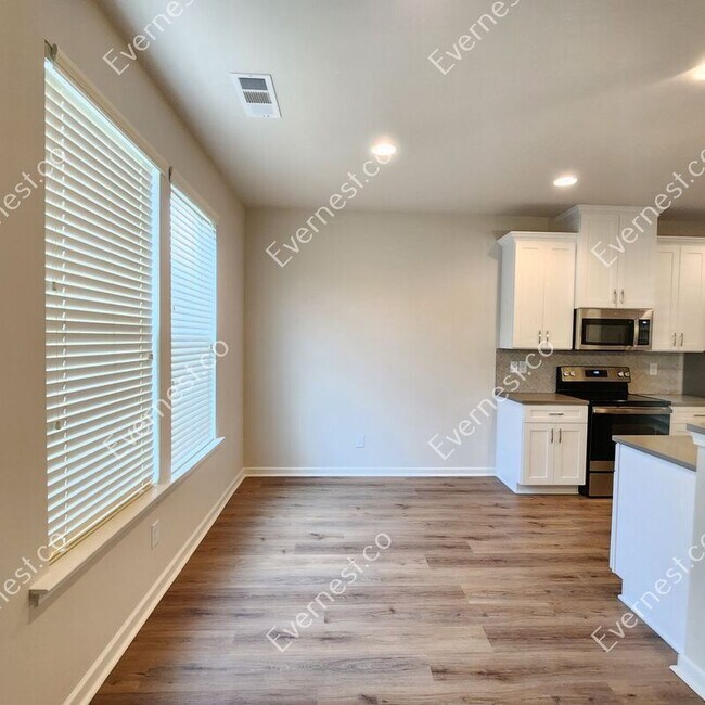 Building Photo - 2920 Cottage Ln