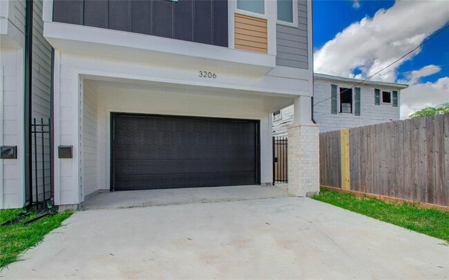 Building Photo - 3206 Live Oak St