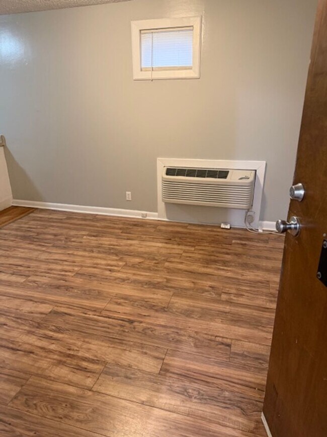 Building Photo - Strawberry Plains 37871 - 1 bedroom, 1 bath efficiency. Rent includes all utilities - Call Linda ...