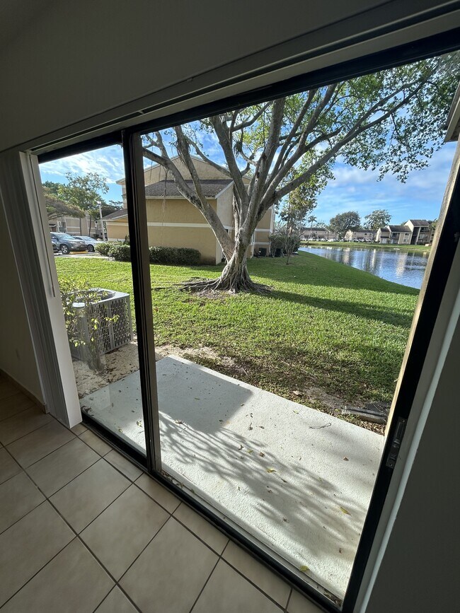 Foto del edificio - 212 Palm Cir E