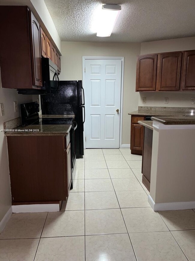 Building Photo - 9999 Summerbreeze Dr
