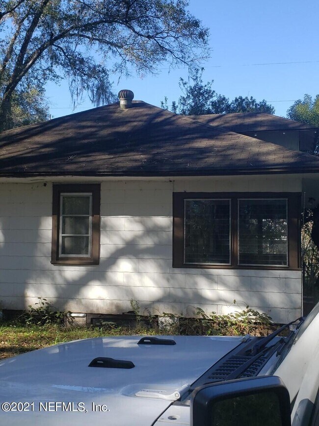 Building Photo - 127 Yardley Ave