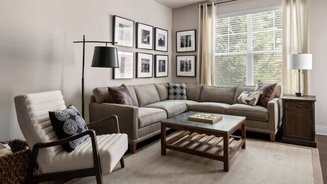 Sala de estar con suelo de superficie dura - Reserve at Summit Crossing
