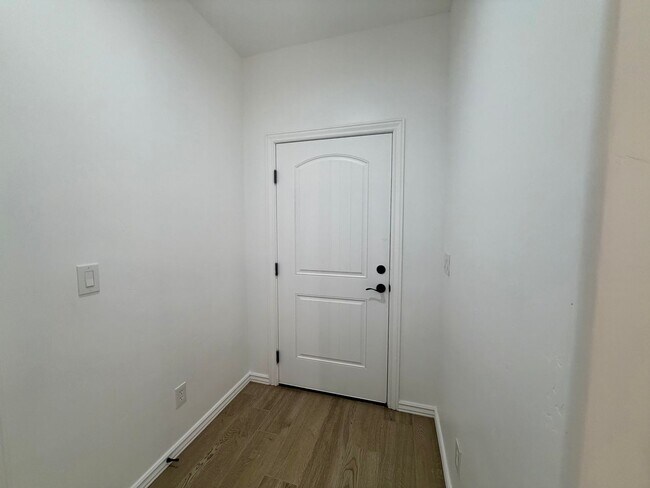 Foto del edificio - Brand-New 3-Bedroom Duplex with Modern Finishes and Private Backyard in Bullhead City!