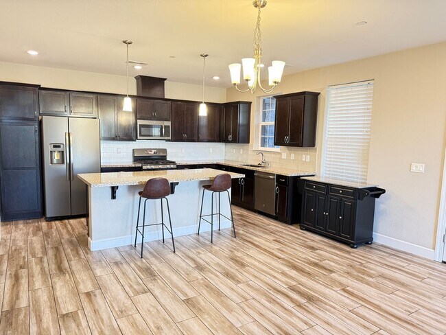 Foto del edificio - 3 Bedrooms, 2 1/2 Baths with a 2 Car Garag...