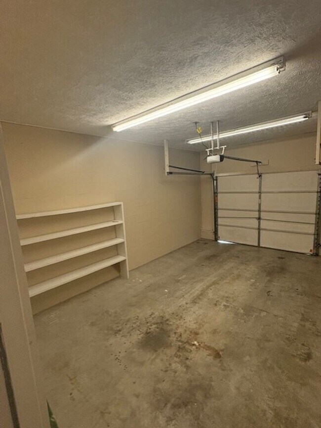 Foto del edificio - 3 bed, 2 bath condo ready for move-in.