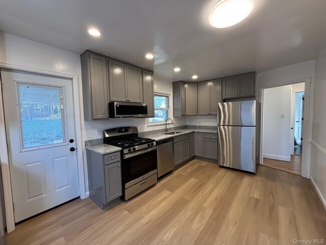 Building Photo - 14 Chamberlain Ave