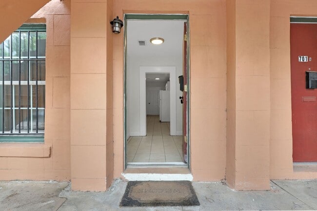 Building Photo - 703 Barnard St