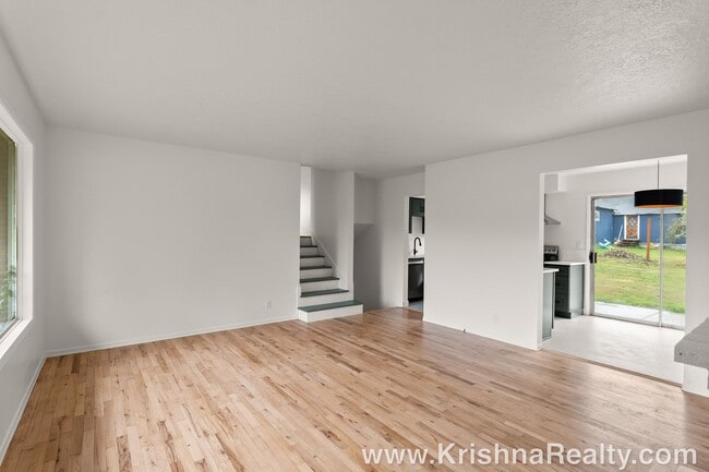 Foto del edificio - NEWLY RENNOVATED CHARMING MODERN 3BD* 2 BA...