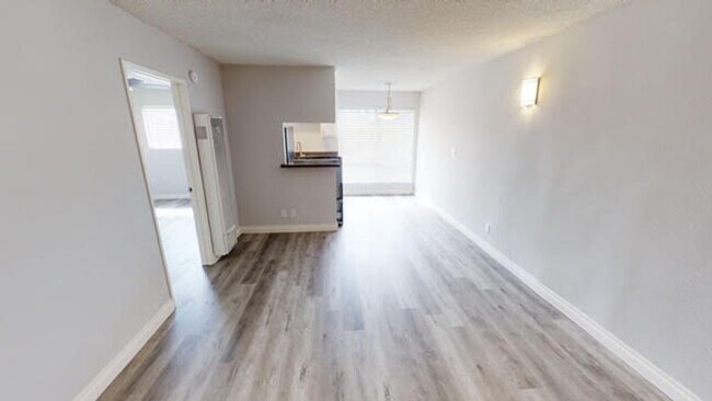 Foto del edificio - Berryman Apts...Newly Remodeled Apartments Available...Large Windows...Washer/Dryer in Unit!