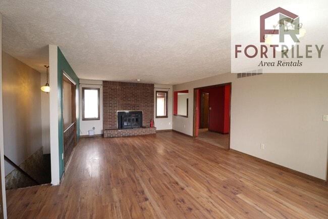 Building Photo - 1554-3325 3325 Ave